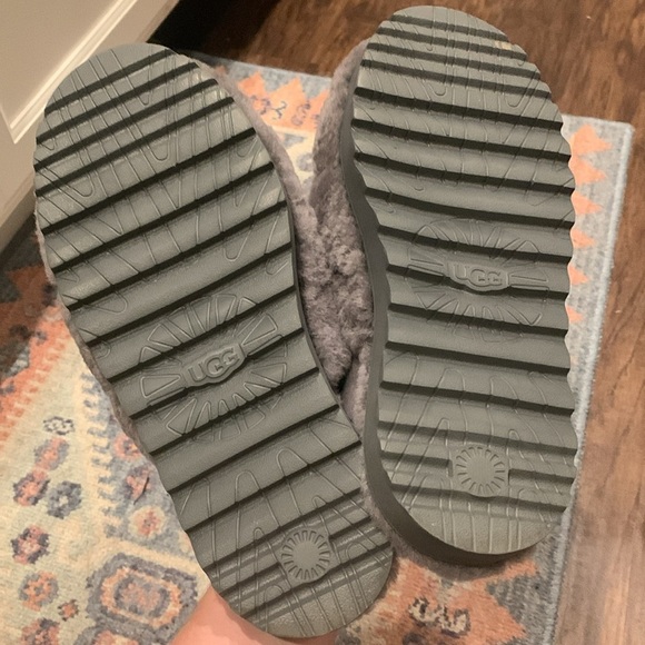 UGG women’s super fluff slippers - Picture 6 of 11